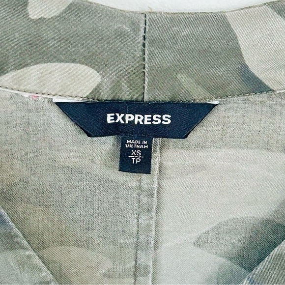 Express Camouflage Button Up Tie Front Blouse Top Size XS Worn design V neck - Picture 2 of 5